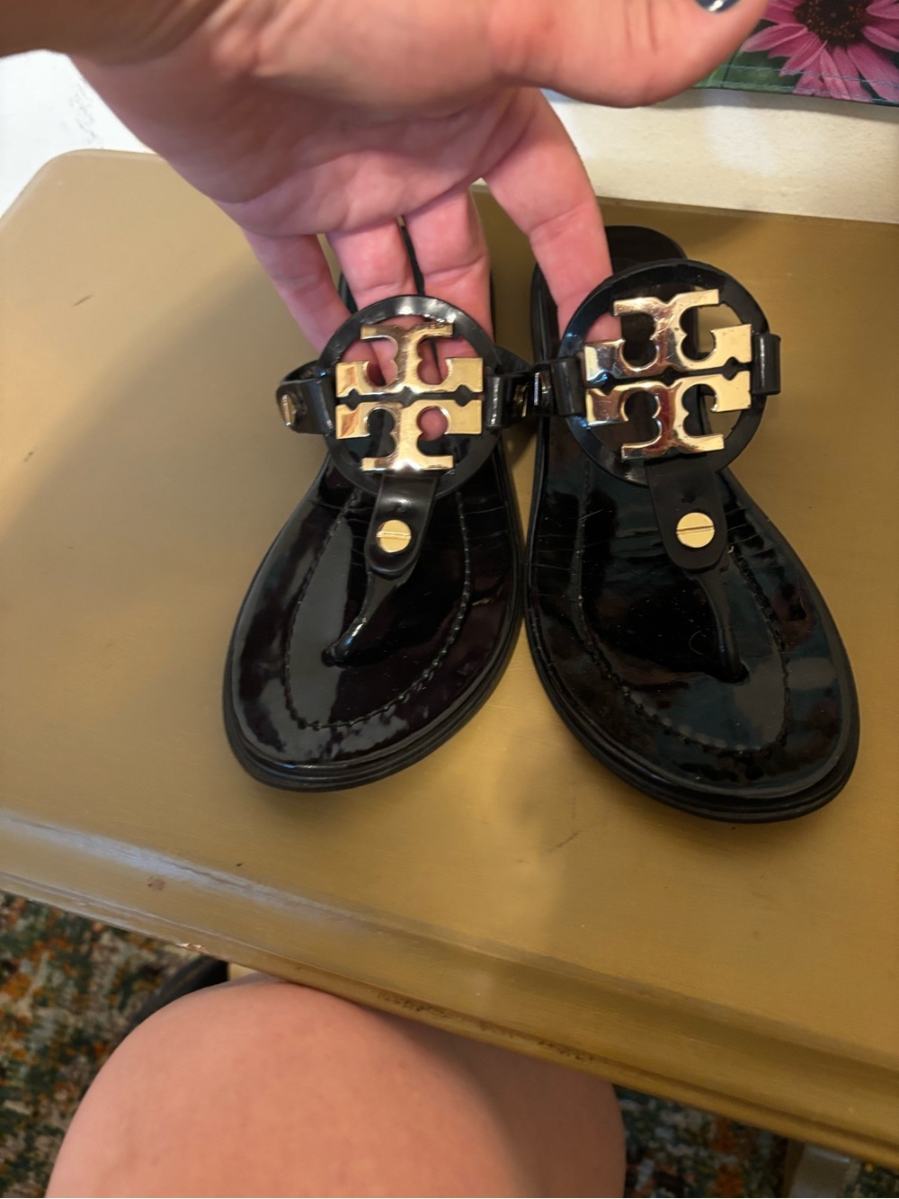 Tory Burch Black Patent Leather Logo Thong Sandals with Gold Hardware - Picture 2 of 8